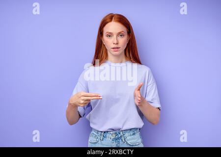 Britische Gebärdensprache. Ein zweihändiges Alphabet. Fingerspitzenalphabet. ginger-Frau, die Nummer 200 demonstriert. Stockfoto