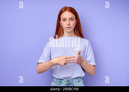 Britische Gebärdensprache. Ein zweihändiges Alphabet. Fingerspitzenalphabet. Rothaarige Frau mit taubstumm BSL-Alphabet, Nummer 300 Nahaufnahme Portrait Stockfoto