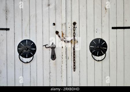 Detail alte Holztür weiß gestrichen in Trebinje Altstadt, Bosnien und Herzegowina Stockfoto