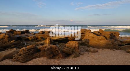 Wellen aus dem Atlantik stürzen am Strand gegen den Kokina-Felsen. Stockfoto