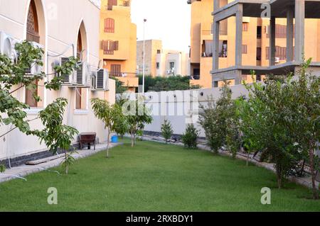 Kairo, Ägypten, 17. September 2023: Der Garten und die Umgebung einer neu gebauten Moschee in Kairo, eine neue Moschee masjid für das islamische fünf-Gebet Stockfoto