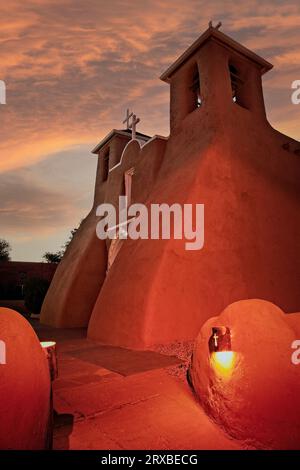 San Francisco de Asis Mission Kirche im Jahre 1815 abgeschlossen.  Ranchos de Taos, New Mexiko. Stockfoto