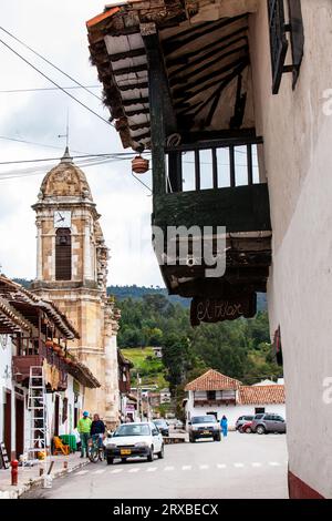 Tibasosa, Boyaca, Kolumbien - 9. August 2023. Blick auf die historische Kirche der Muttergottes vom Rosenkranz am zentralen Platz der kleinen Stadt Tibasosa Stockfoto