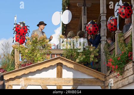 München, Deutschland. September 2023. Trainer Thomas Tuchel (FCB), Teamleiter, Headcoach, Trainer bei Käfer Zelt beim Besuch des Bierfestes Oktoberfest, Wiesn des Fußballteams FC BAYERN MÜNCHEN am 24. September 2023 in München. Saison 2023/2024, 1.Bundesliga, FCB, München, © Peter Schatz / Alamy Live News Credit: Peter Schatz/Alamy Live News Stockfoto