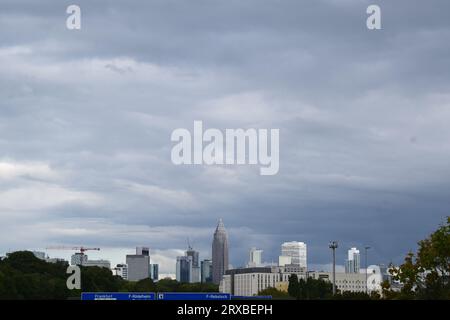 Skyline von Frankfurt an einem düsteren Tag Stockfoto