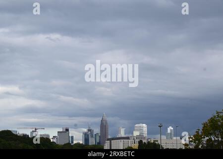 Skyline von Frankfurt an einem düsteren Tag Stockfoto