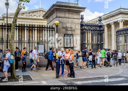 Besucher des British Museum stehen vor dem Hotel an, um Eintritt in das Museum in London, Großbritannien zu erhalten. Stockfoto