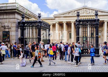 Besucher des British Museum stehen vor dem Hotel an, um Eintritt in das Museum in London, Großbritannien zu erhalten. Stockfoto