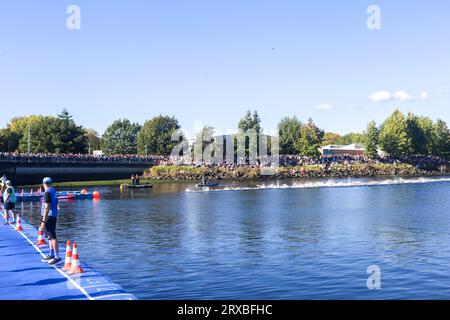 Pontevedra, Galicien, Spanien. September 2023. Pontevedra, Spanien, 23. September 2023: Triathleten im Schwimmsport während der Elite Männer Triathlon Weltmeisterschaft 2023, am 23. September 2023, in Pontevedra, Spanien. (Bild: © Alberto Brevers/Pacific Press über ZUMA Press Wire) NUR REDAKTIONELLE VERWENDUNG! Nicht für kommerzielle ZWECKE! Stockfoto