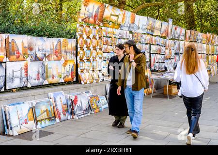 Gemälde zum Verkauf hing an den Geländern des Green Park auf dem Piccadilly Art Market in London, Großbritannien Stockfoto