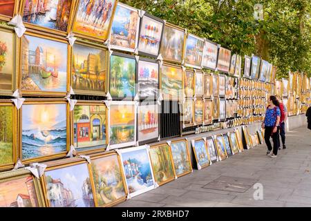 Gemälde zum Verkauf hing an den Geländern des Green Park auf dem Piccadilly Art Market in London, Großbritannien Stockfoto