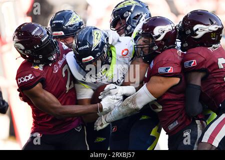 Düsseldorf, Deutschland. September 2023. American Football: Profiliga elf, Rhein Fire - Stuttgart Surge, Play-off-Runde, Finale. Der Stuttgarter Kai Hunter (M) kämpft gegen die Rheinfeuerwehr. Quelle: Federico Gambarini/dpa/Alamy Live News Stockfoto