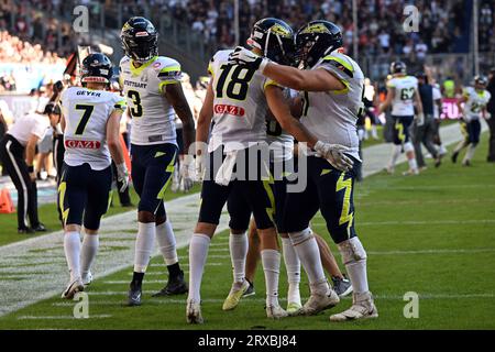 Düsseldorf, Deutschland. September 2023. American Football: Profiliga elf, Rhein Fire - Stuttgart Surge, Play-off-Runde, Finale. Stuttgarter Spieler feiern einen Touchdown. Quelle: Federico Gambarini/dpa/Alamy Live News Stockfoto