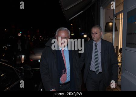 Alain Juppé à la sortie de Son QG (Quartier général) de campagne, le soir du Premier Tour de la primaire de la droite, dimanche, 20. November 2016. Stockfoto