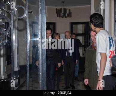 Alain Juppé à la sortie de Son QG (Quartier général) de campagne, le soir du Premier Tour de la primaire de la droite, dimanche, 20. November 2016. Stockfoto