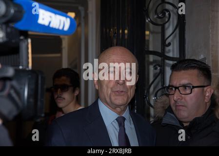 Alain Juppé à la sortie de Son QG (Quartier général) de campagne, le soir du Premier Tour de la primaire de la droite, dimanche, 20. November 2016. Stockfoto