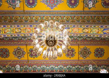 Das künstlerische Design des Tempeldaches mit beleuchtetem Kronleuchter aus niedrigem Winkel wird im Soni Ji Ki Nasiya Jain Temple, Ajmer, Rajasthan, Indien am August aufgenommen Stockfoto