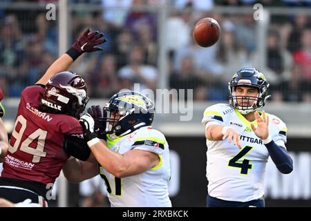 Düsseldorf, Deutschland. September 2023. American Football: Profiliga elf, Rhein Fire - Stuttgart Surge. Stuttgarter Quarterback Reilly Hennessy wirft den Ball. Quelle: Federico Gambarini/dpa/Alamy Live News Stockfoto