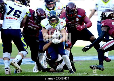 Düsseldorf, Deutschland. September 2023. American Football: Profiliga elf, Rhein Fire - Stuttgart Surge, Play-off-Runde, Finale. Der Stuttgarter Nicolas Khandar (M) kämpft gegen die Verteidigung von Rhein Fire. Quelle: Federico Gambarini/dpa/Alamy Live News Stockfoto