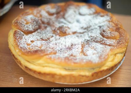 Süßer Apfelkuchen. Leckeres Gebäck. Süßes Puder auf Kuchen. Rustikales Gebäck. Stockfoto