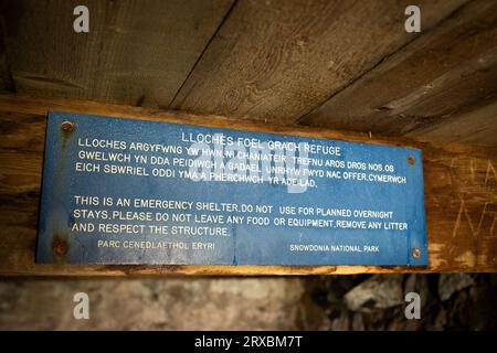 Zuflucht direkt unterhalb des Gipfels von Foel Grach, Snowdonia, Nordwales Stockfoto