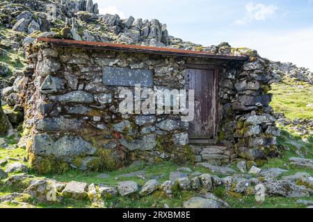 Zuflucht direkt unterhalb des Gipfels von Foel Grach, Snowdonia, Nordwales Stockfoto