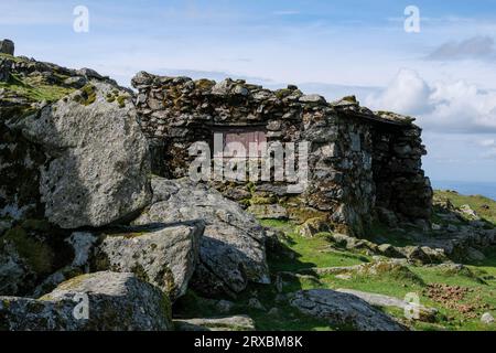 Zuflucht direkt unterhalb des Gipfels von Foel Grach, Snowdonia, Nordwales Stockfoto