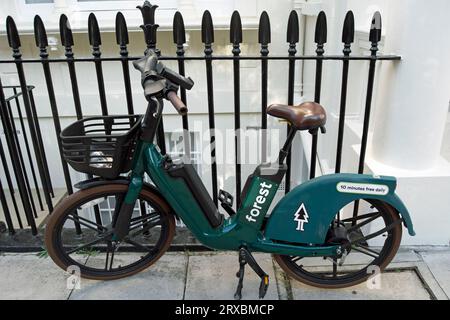 Auf dem chester Square, london, england, steht ein Elektrofahrrad ohne Dock zur Verfügung, das von der Firma Human Forest 10 Minuten kostenlos gemietet werden kann Stockfoto