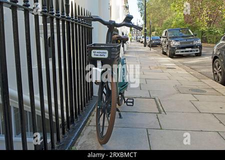 Auf dem chester Square, london, england, steht ein Elektrofahrrad ohne Dock zur Verfügung, das von der Firma Human Forest 10 Minuten kostenlos gemietet werden kann Stockfoto