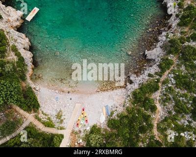 Felsige Mittelmeerküste. Kap Veslo, Halbinsel Lustica, Montenegro. Luftaufnahme Stockfoto