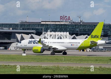 Marupe, Lettland - 4. August 2023 - Rigaer Flughafenterminal und lettische baltische Flugzeuge im Vordergrund Stockfoto