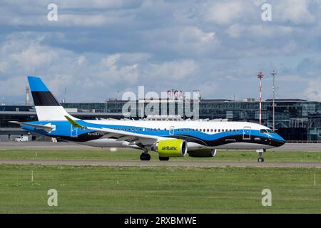 Marupe, Lettland - 4. August 2023 - Rigaer Flughafenterminal und lettische baltische Flugzeuge im Vordergrund Stockfoto