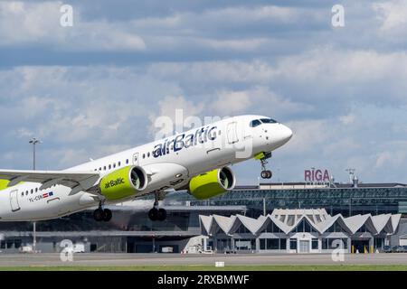 Marupe, Lettland - 4. August 2023 - Rigaer Flughafenterminal und lettische baltische Flugzeuge im Vordergrund Stockfoto