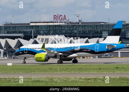 Marupe, Lettland - 4. August 2023 - Rigaer Flughafenterminal und lettische baltische Flugzeuge im Vordergrund Stockfoto