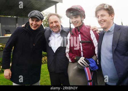 Der Gewinner Hugh Horgan mit Trainer Joseph O’Brien (links), Besitzer Ray Grehan (links) und seinem Sohn Bryan Grehan (rechts) nach der Magellan Strait gewann die Friends of the Curragh Irish Cesarewitch am zweiten Tag des Herbstfestivals auf der Curragh Racecourse im County Kildare, Irland. Bilddatum: Sonntag, 24. September 2023. Stockfoto