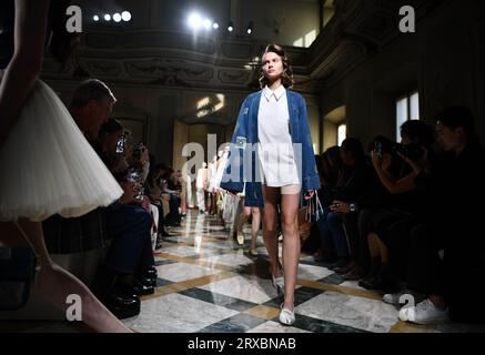 Mailand, Italien. September 2023. Models präsentieren Kreationen mit Stickereien der Miao-Ethnie aus der südwestchinesischen Provinz Guizhou während der Mailänder Fashion Week in Mailand, Italien, 24. September 2023. Quelle: Jin Mamengni/Xinhua/Alamy Live News Stockfoto