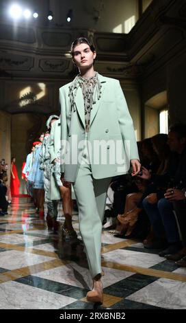Mailand, Italien. September 2023. Models präsentieren Kreationen mit Stickereien der Miao-Ethnie aus der südwestchinesischen Provinz Guizhou während der Mailänder Fashion Week in Mailand, Italien, 24. September 2023. Quelle: Jin Mamengni/Xinhua/Alamy Live News Stockfoto