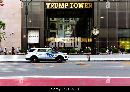 TRUMP TOWER, NEW YORK, USA, - 15. SEPTEMBER 2023. Ein Polizeiauto der NYPD parkte vor den Trump Towers in New York City in einem Donald J Trump-Verhaftungskonzept Stockfoto