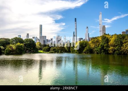 Wolkenkratzer und Gebäude in Midtown Manhattan, darunter der Steinway Tower und der Central Park Tower in einer malerischen Landschaft mit Blick auf den See Stockfoto