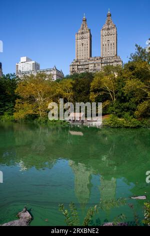 CENTRAL PARK, NEW YORK, USA, - 15. SEPTEMBER 2023. Das Apartment- und Wohngebäude San Remo neben dem Lake im Central Park New York City Stockfoto
