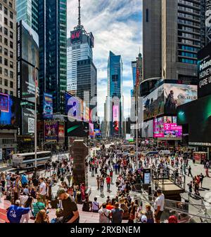 TIMES SQUARE, NEW YORK, USA, - 15. SEPTEMBER 2023. Panoramaaussicht auf die Gebäude und elektronischen Plakatwände im Times Square New York City mit Menschenmassen Stockfoto