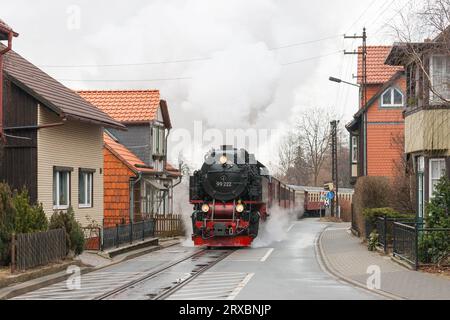 Ein Dampfzug der Harzer Schmalspurbahn, der in Richtung Brocken fährt Stockfoto