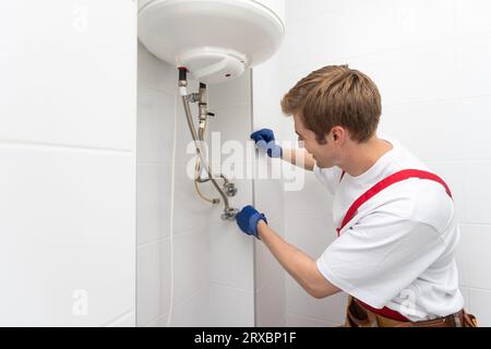 Professioneller Ingenieur, der zu Hause eine Kesselinspektion durchführt Stockfoto