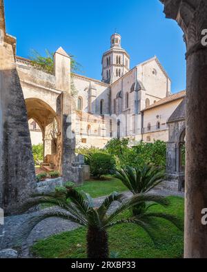 Der Kreuzgang von der wunderbaren Abtei Fossanova in der Nähe der Stadt Priverno in der Provinz Latina, Latium, italien. Stockfoto