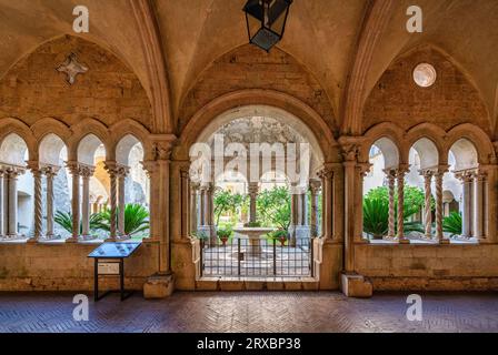 Der Kreuzgang von der wunderbaren Abtei Fossanova in der Nähe der Stadt Priverno in der Provinz Latina, Latium, italien. Stockfoto