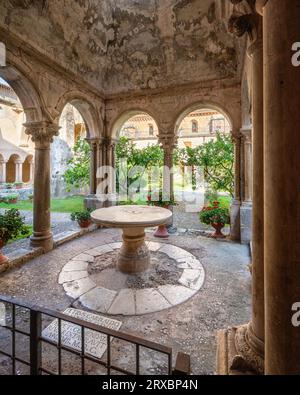 Der Kreuzgang von der wunderbaren Abtei Fossanova in der Nähe der Stadt Priverno in der Provinz Latina, Latium, italien. Stockfoto