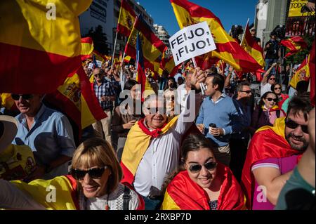 Madrid, Spanien. September 2023. Anhänger der Volkspartei, die während einer Demonstration gegen die Regierung spanische Flaggen und Plakate trugen. Die Volkspartei (PP) hat eine Demonstration gegen die Regierung von Pedro Sanchez und die mögliche Genehmigung einer Amnestie für katalanische Separatistenführer sowie gegen das Recht auf Selbstbestimmung organisiert. Quelle: Marcos del Mazo/Alamy Live News Stockfoto