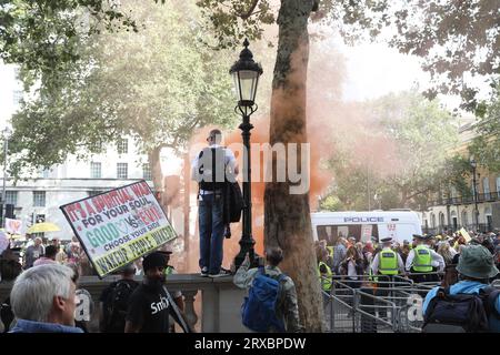 Ich werde den märz zu Whitehall, einschließlich mehrerer Bewegungen, einschließlich der Anti-ULEZ-Expansion, Anti-Net-Zero, Anti-COVID-Impfstoffe und allgemeiner Anti-Establishment, in Zentral-London, Großbritannien, nicht einhalten Stockfoto