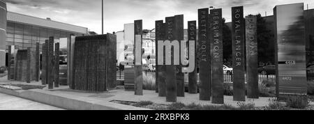 The Nameplates Sculpture vor dem Bahnhof Doncaster, Doncaster Town, South Yorkshire, England, Vereinigtes Königreich Stockfoto