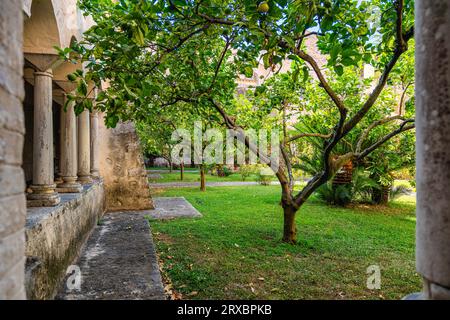 Der Kreuzgang von der wunderbaren Abtei Fossanova in der Nähe der Stadt Priverno in der Provinz Latina, Latium, italien. Stockfoto